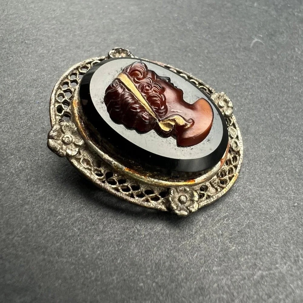 Vintage Glass Cameo Brooch Dark Brown Woman Right Facing Silver‎ Tone Frame